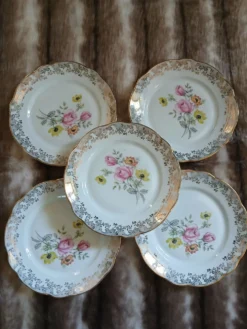 21 assiettes à dessert anciennes dépareillées
