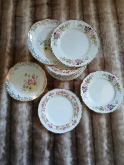 21 assiettes à dessert anciennes dépareillées