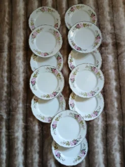 21 assiettes à dessert anciennes dépareillées