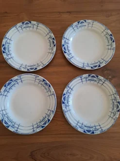 Assiettes à dessert anciennes