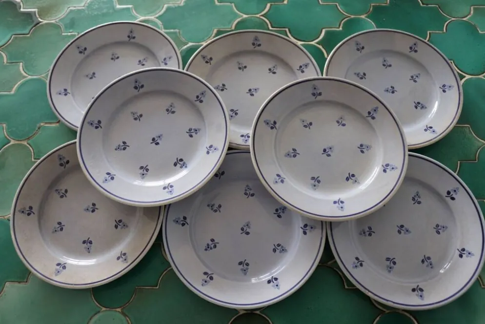 8 assiettes à dessert anciennes bleues fleuries faïencerie nouvelle