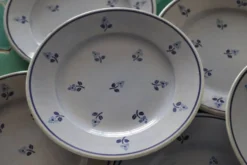 8 assiettes à dessert anciennes bleues fleuries faïencerie nouvelle