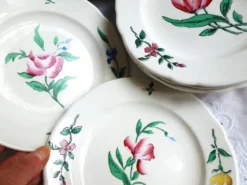 8 assiettes à dessert au décor floral peint mains, assiettes plates.