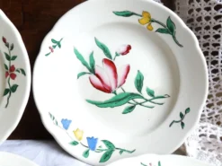 8 assiettes à dessert au décor floral peint mains, assiettes plates.