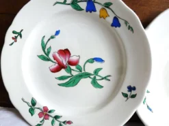 8 assiettes à dessert au décor floral peint mains, assiettes plates.