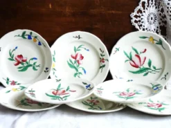 8 assiettes à dessert au décor floral peint mains, assiettes plates.