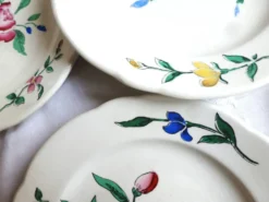 8 assiettes à dessert au décor floral peint mains, assiettes plates.