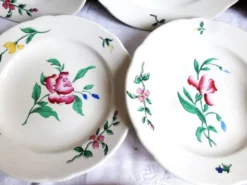 8 assiettes à dessert au décor floral peint mains, assiettes plates.