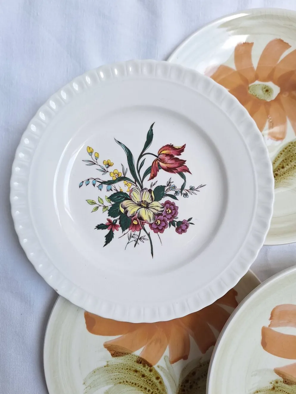 Assiettes à dessert avec fleurs St Amand et Galluis