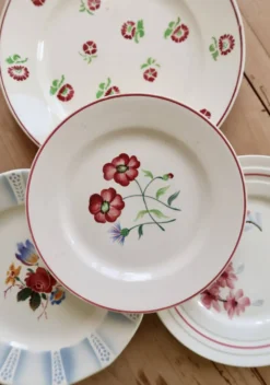 4 assiettes à dessert dépareillées vintage faïence fleurie – Lot Rosie