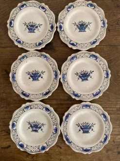 Assiettes à dessert en faïence de Rouen décor main