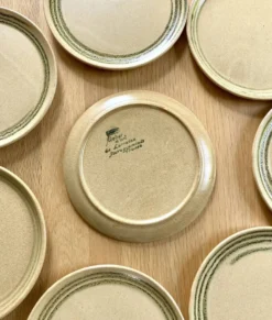 8 assiettes à dessert en grès