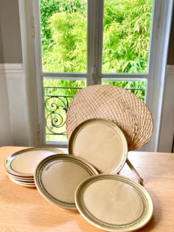 8 assiettes à dessert en grès