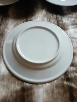 16 assiettes à dessert en porcelaine blanche