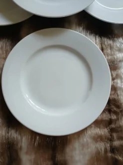 16 assiettes à dessert en porcelaine blanche