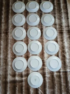 16 assiettes à dessert en porcelaine blanche