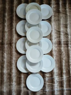 16 assiettes à dessert en porcelaine blanche