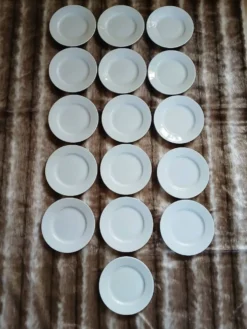 16 assiettes à dessert en porcelaine blanche