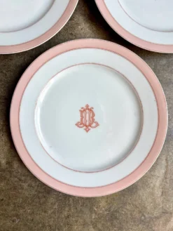 4 assiettes à dessert en porcelaine rose monogrammée
