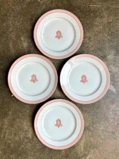 4 assiettes à dessert en porcelaine rose monogrammée