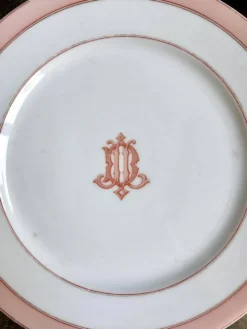 4 assiettes à dessert en porcelaine rose monogrammée