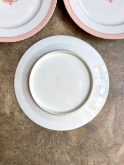4 assiettes à dessert en porcelaine rose monogrammée