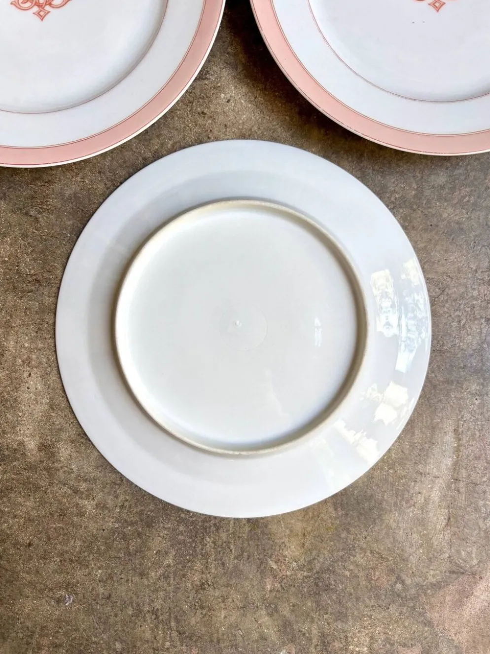 4 assiettes à dessert en porcelaine rose monogrammée