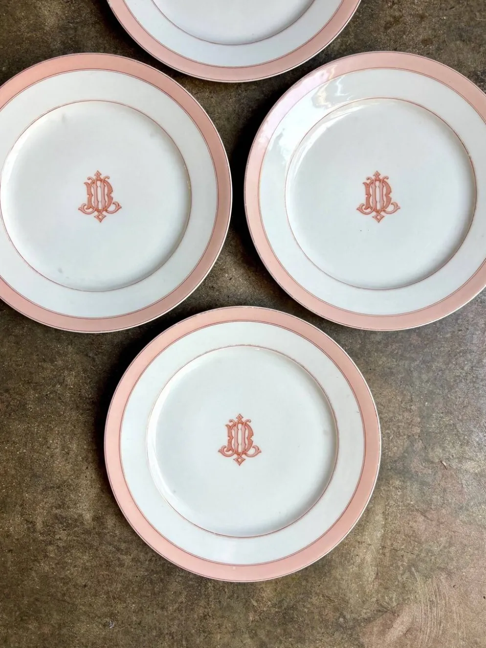 4 assiettes à dessert en porcelaine rose monogrammée