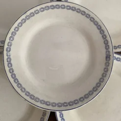 Assiettes à dessert en terre d efer Creil et Montereau service Reuil