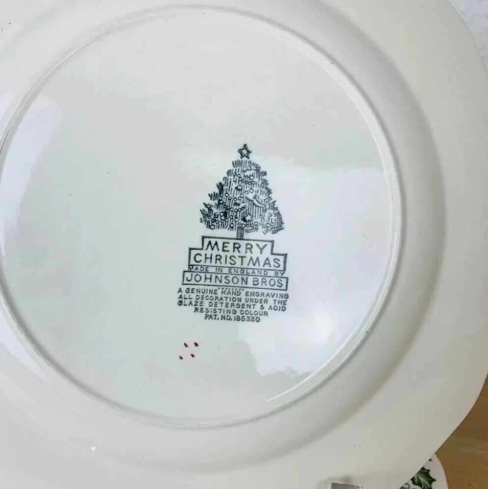 4 assiettes à dessert et tasses Merry Christmas Johnson Bros
