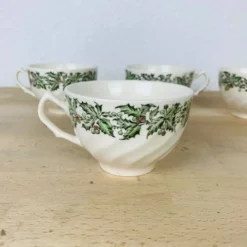 4 assiettes à dessert et tasses Merry Christmas Johnson Bros