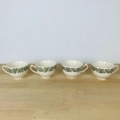 4 assiettes à dessert et tasses Merry Christmas Johnson Bros