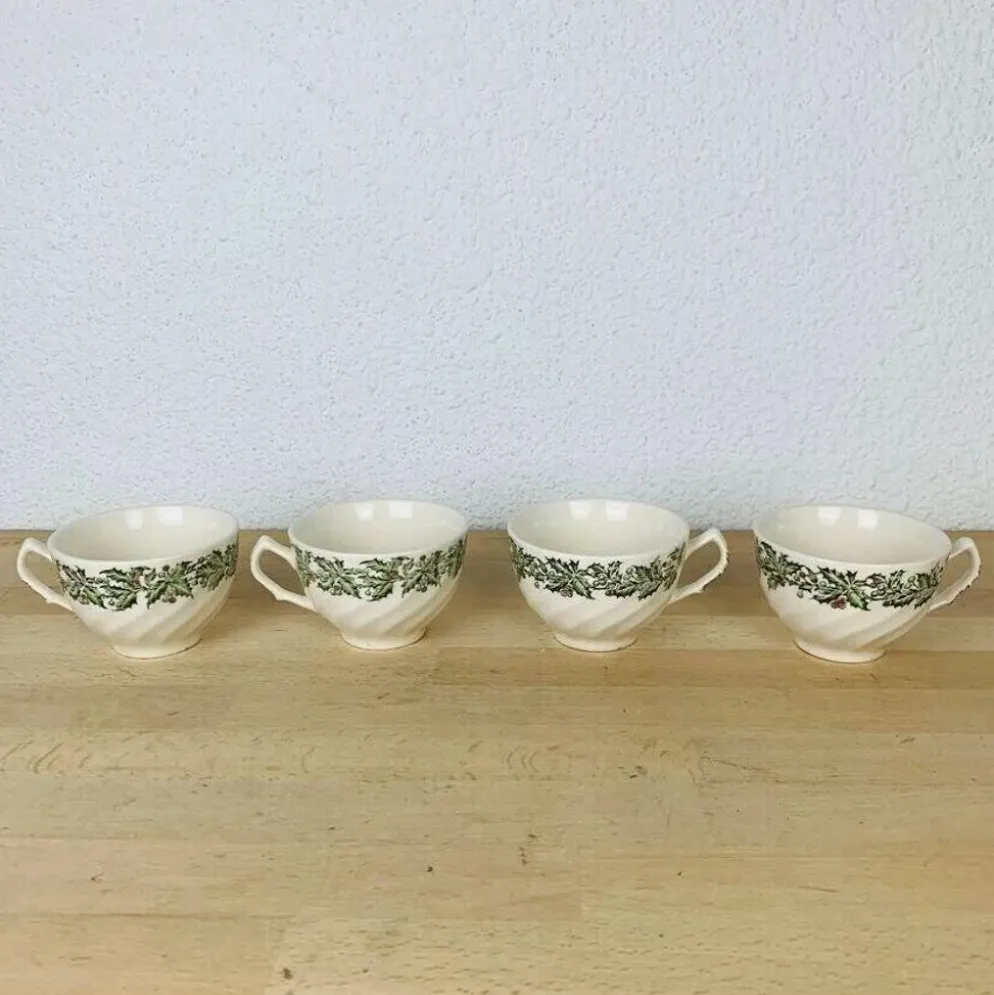 4 assiettes à dessert et tasses Merry Christmas Johnson Bros