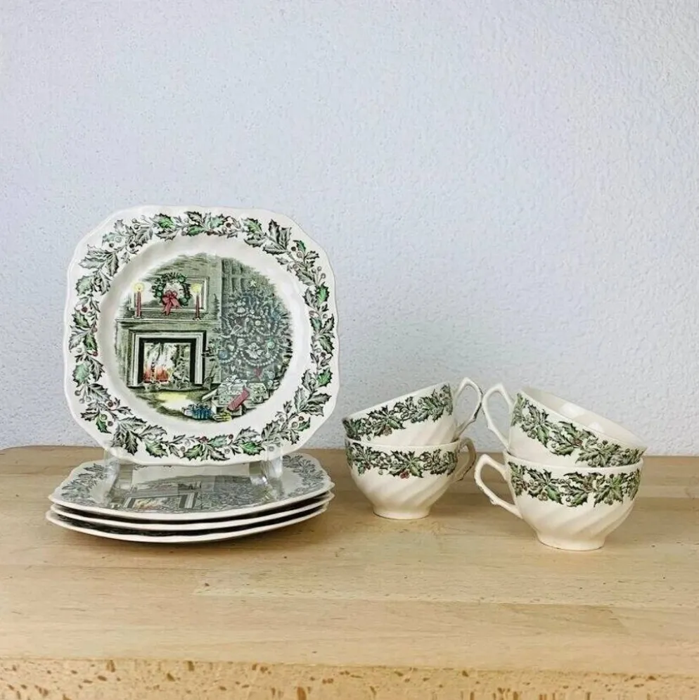 4 assiettes à dessert et tasses Merry Christmas Johnson Bros
