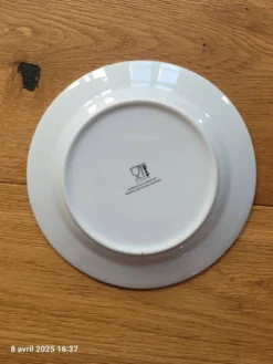 7 assiettes à dessert jaunes et blanches