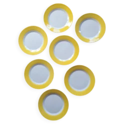 7 assiettes à dessert jaunes et blanches