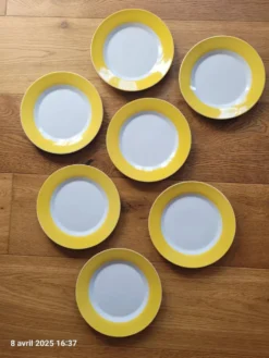 7 assiettes à dessert jaunes et blanches