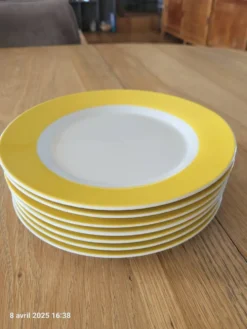 7 assiettes à dessert jaunes et blanches
