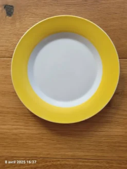 7 assiettes à dessert jaunes et blanches