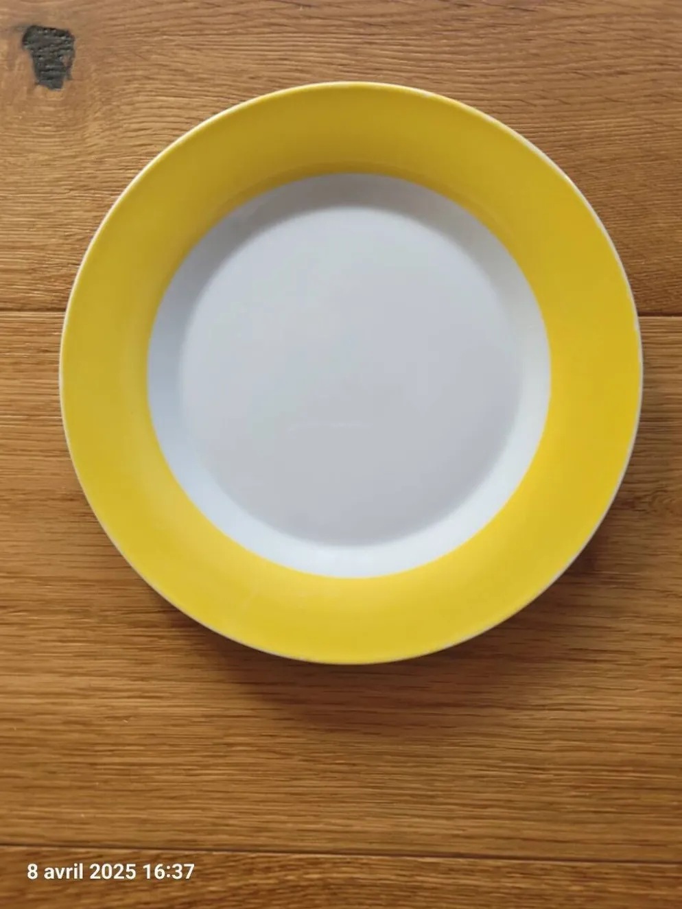7 assiettes à dessert jaunes et blanches