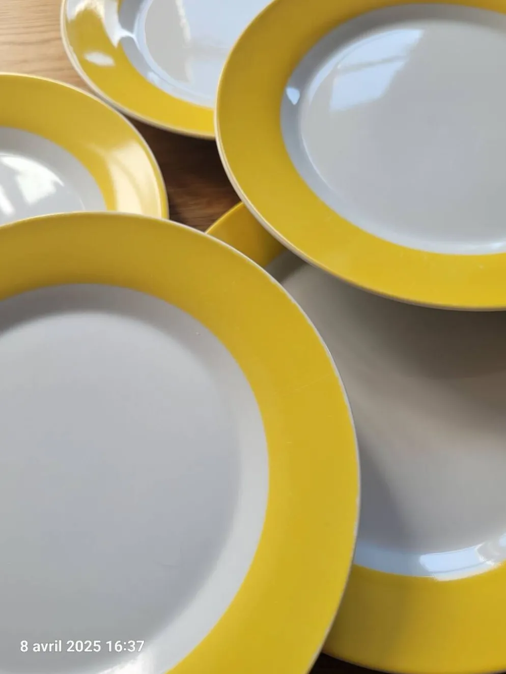 7 assiettes à dessert jaunes et blanches