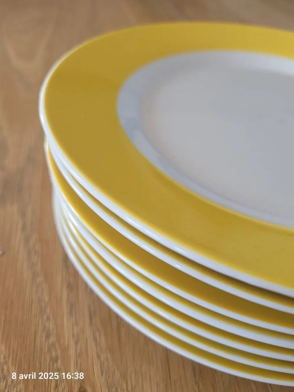 7 assiettes à dessert jaunes et blanches