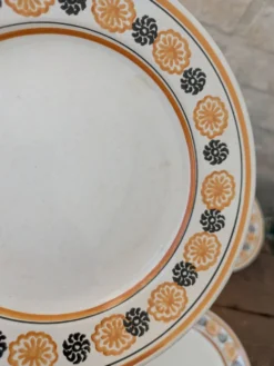 10 assiettes à dessert Saint Amand Amandinoise frise fleurs orange et noire