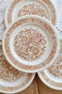 4 assiettes à dessert vintage fleuries – Codec – Décor brun rustique