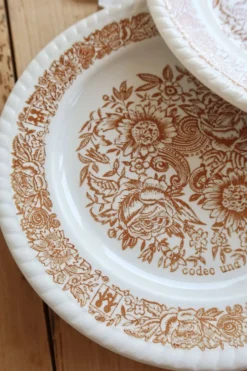 4 assiettes à dessert vintage fleuries – Codec – Décor brun rustique