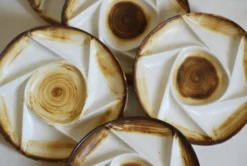 Assiettes divisées en grès vintage Français peint à la main « Longchamp »