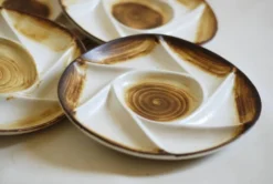 Assiettes divisées en grès vintage Français peint à la main « Longchamp »