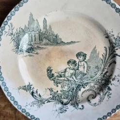 Assiette semi-creuse, Modèle Trianon, Chérubins verts