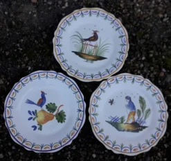 3 assiettes en faïence