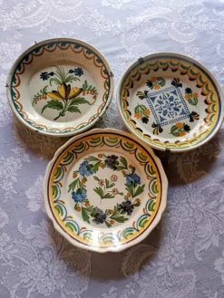 3 assiettes en faïence de Nevers XVIIIème